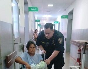Bomberos y polis asistieron a una mujer que dio a luz sola en su casa