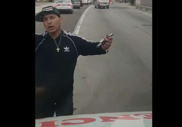 Video: “Dame una monedita, 200 pesos o no te dejo pasar”, advierte piquetero en ruta de Argentina - Mundo - ABC Color