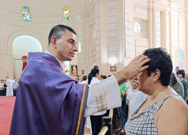 Sacerdote de Caacupé celebra misa y juega fútbol en el Club Libertad de Piribebuy - Nacionales - ABC Color