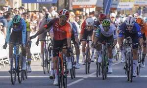 Ciclismo: El australiano Ewan cumple los pronósticos en Lodosa y el alemán Schachmann sigue líder  - Polideportivo - ABC Color