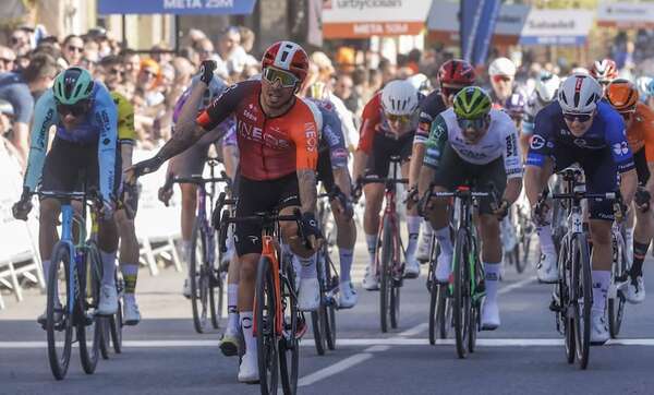 Ciclismo: El australiano Ewan cumple los pronósticos en Lodosa y el alemán Schachmann sigue líder - Polideportivo - ABC Color