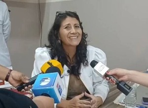 Directora del Hospital de Presidente Franco renuncia tras escándalo por "anestesiólogo planillero" - 1000 Noticias