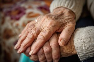 Dan luz verde a proyecto que regula la adopción de adultos mayores