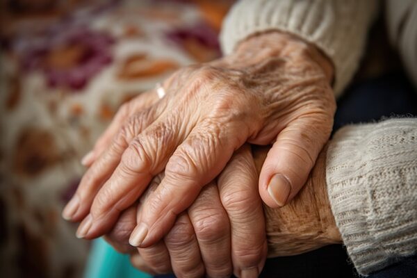 Dan luz verde a proyecto que regula la adopción de adultos mayores