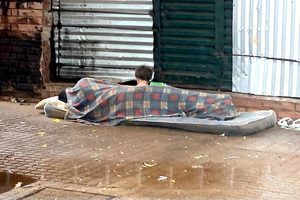 Bajo la lluvia, en la calle: una postal dolorosa en Ciudad del Este - La Clave