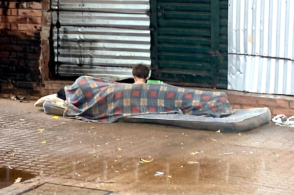 Bajo la lluvia, en la calle: una postal dolorosa en Ciudad del Este - La Clave