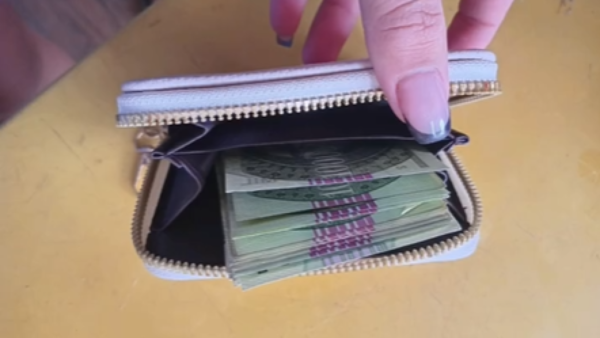 Despensero encontró billetera llena de dinero y devolvió a su dueña