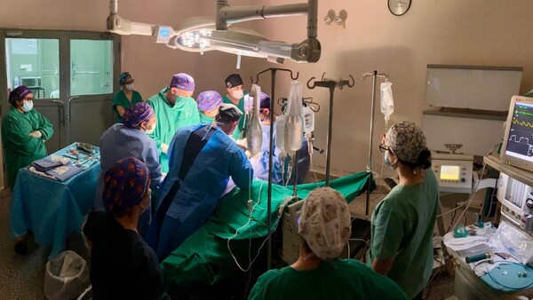 Operaron de la cabecita a un bebé desde panza de su mami