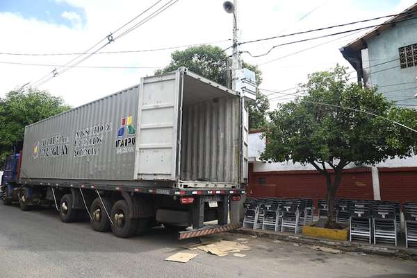 Pupitres chinos: improvisada entrega de muebles en Luque, en camión con logo de Itaipú - Nacionales - ABC Color