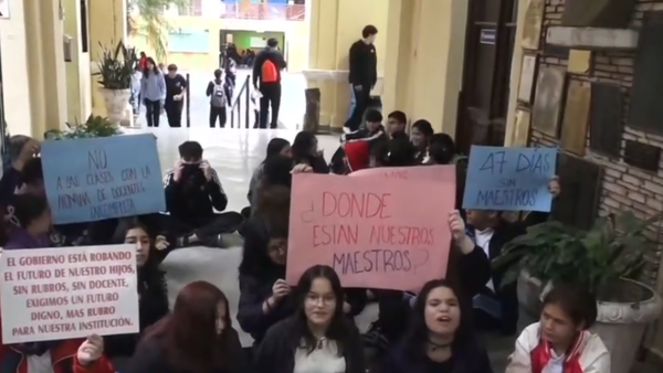 Alumnos protestan por falta de varios docentes en el colegio Asunción Escalada
