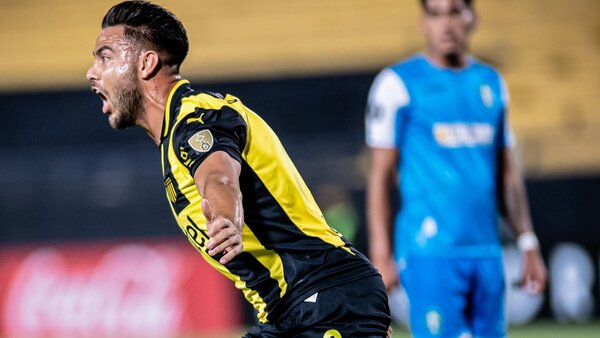 Tito Villalba encaminó el triunfo de Peñarol