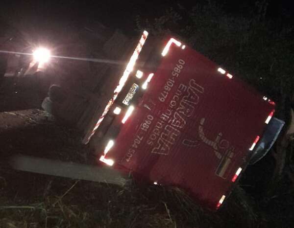 Desperfecto mecánico provoca vuelco de camión en Alto Paraná - ABC en el Este - ABC Color