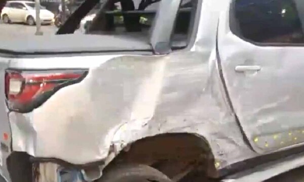 Choca dos columnas de la ANDE con camioneta ajena y huye desnudo sobre avenida España – Prensa 5
