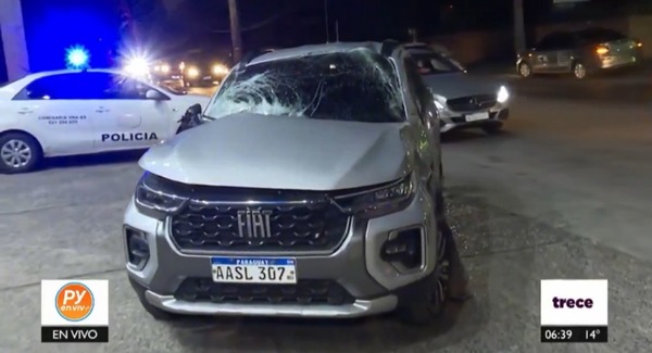 Desnudo al volante derribó dos columnas sobre la avenida España - trece