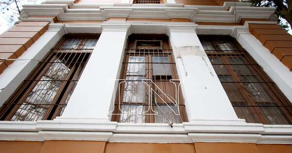 La Nación / Estudiantes se manifiestan por la falta de 30 docentes en el colegio Asunción Escalada