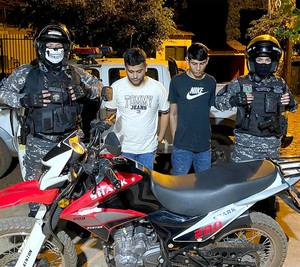 Atrapan a dos presuntos asaltantes que circulaban a bordo de motocicleta robada - La Clave