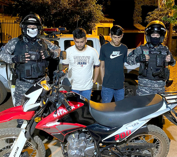 Atrapan a dos presuntos asaltantes que circulaban a bordo de motocicleta robada - La Clave