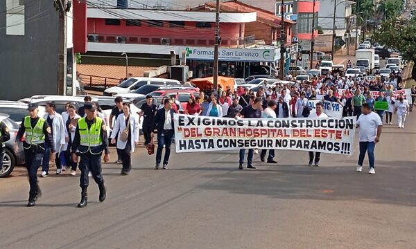 Médicos del Este salen a la calle a exigir construcción del Gran Hospital del Este