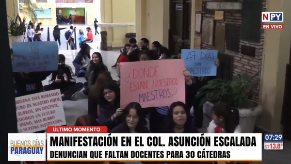 Padres denuncian falta de docentes y se manifiestan ante nula respuesta del MEC en un Colegio de Asunción