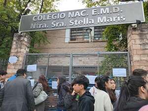 Estudiantes toman colegio y denuncian que docentes se llevan la comida a sus casas - Nacionales - ABC Color