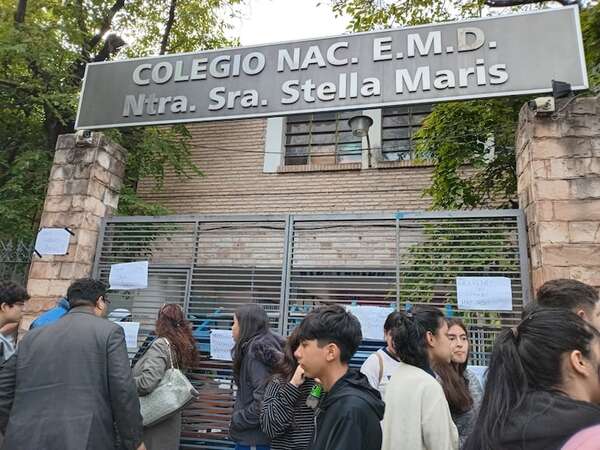 Estudiantes toman colegio y denuncian que docentes se llevan la comida a sus casas - Nacionales - ABC Color