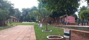 Padres de familia piden construcción de aulas porque sus hijos dan clase bajo árboles en Yrybucuá - Nacionales - ABC Color