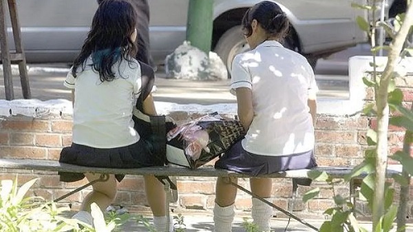 Docente absuelto por mensajes a niña: decisión bajo polémica