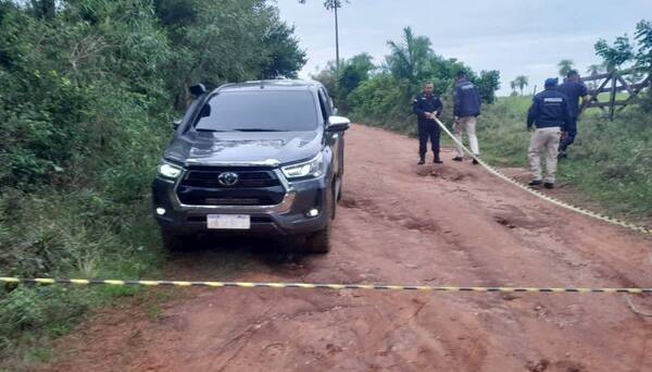 Crimen y misterio: hallaron el cadáver frente a casa abandonada y la camioneta, encendida, a kilómetros