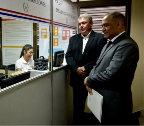 Defensor del Pueblo solicita informe sobre funcionarios afectados por pagarés irregulares.