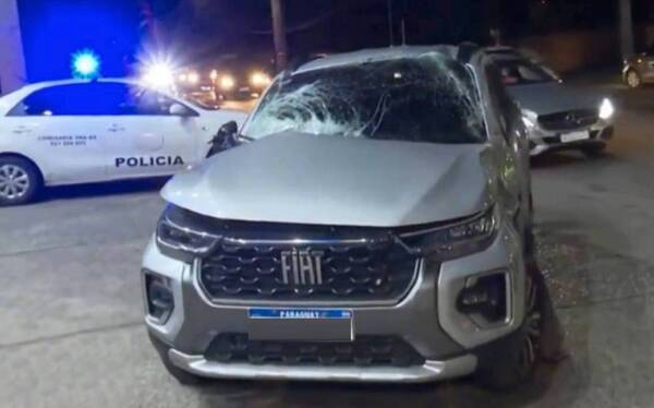 Andaba desnudo y “raro”: chocó con una camioneta contra dos columnas y dejó sin “lú” al rollo