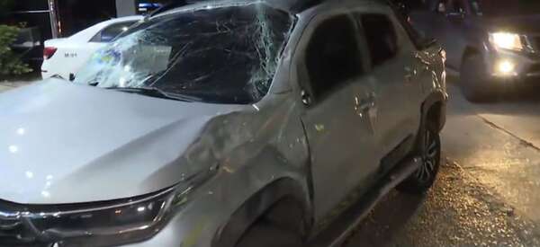 Hombre robó un vehículo, chocó y huyó desnudo en avenida España - Policiales - ABC Color