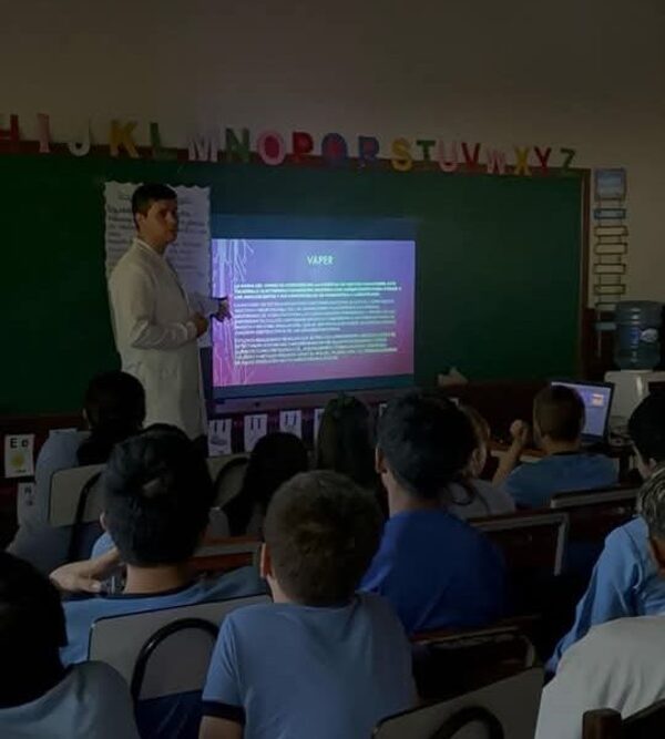 Alumnos participan en charla educativa sobre prevención del consumo de sustancias