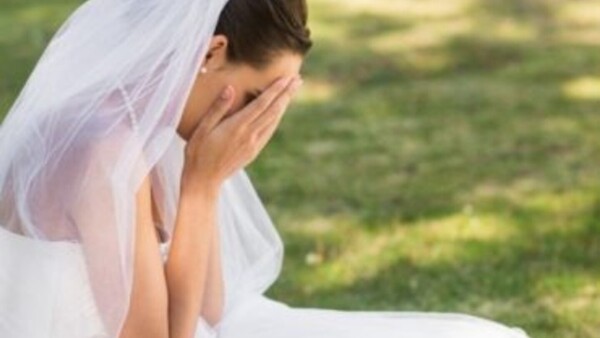 Ella ya se vistió y se maquilló para la boda, pero el novio suspendió el casorio