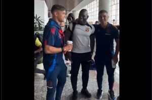 El DT de los trajes exóticos, el del Barcelona, causó furor en un aeropuerto: !Hasta jugadores otro club le pidieron fotos!