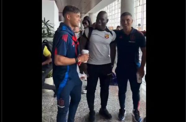 El DT de los trajes exóticos, el del Barcelona, causó furor en un aeropuerto: !Hasta jugadores otro club le pidieron fotos!