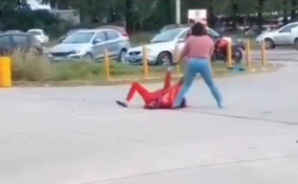 [VIDEO] Dos mujeres, un colectivero… Doñas se trenzaron a golpes por un chofer de colectivo