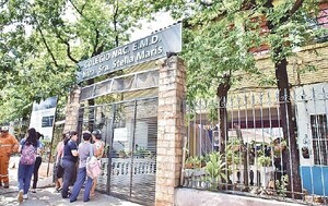 Alumnos toman colegio en Asunción protestando por entrega de kits y almuerzo escolar - 1000 Noticias