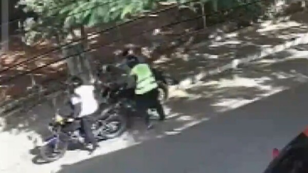 Tres motochorros roban una motocicleta a un hombre en Capiatá