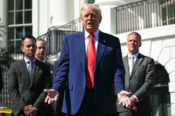 Trump "pausa" aranceles 90 días pero escala la guerra comercial con China - .::Agencia IP::.