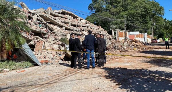 Familiares de víctimas denuncian a autoridades de  Encarnación por derrumbe de edificio en construcción