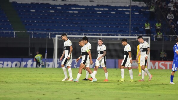 La barra de Olimpia se manifiesta en contra del plantel