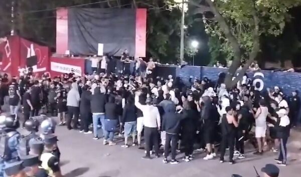 (VIDEO). ¡Se calentó todo! Hinchada olimpista se manifiestan contra peloteros franjeados
