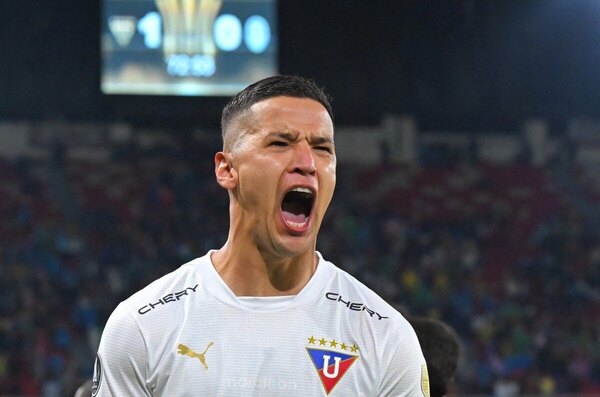 Versus / ¡Álex Arce vuelve a facturar doble!
