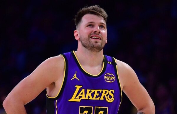 Versus / Doncic se luce con 45 puntos en un emotivo regreso a Dallas