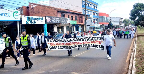 Marchan por un mejor sistema de salud y la construcción del Gran Hospital del Este - La Clave