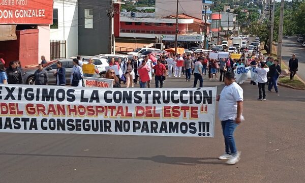 Profesionales de blanco y pacientes salen a la calle a exigir construcción del Gran Hospital del Este – Diario TNPRESS