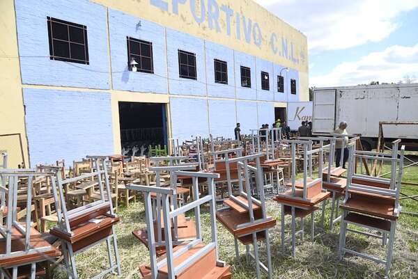 Itaipú: descartan muebles nuevos para colocar los pupitres chinos en Luque - Nacionales - ABC Color