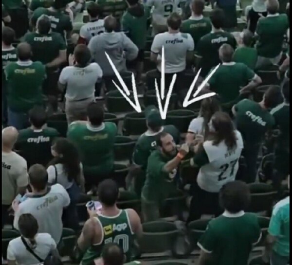 Versus / Cerristas denuncian actos racistas y xenófobos de la hinchada del Palmeiras