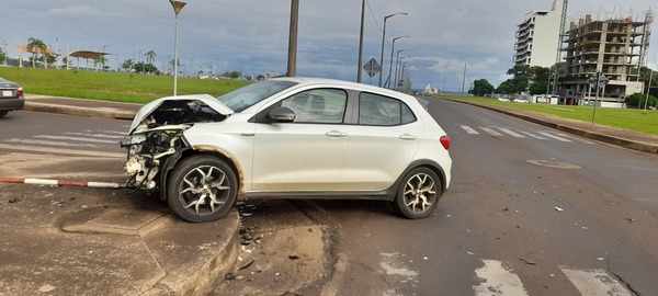 Accidente de tránsito en Encarnación deja cuantiosos daños materiales