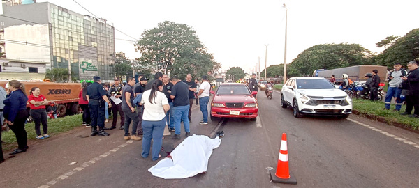 Una mujer murió al ser atropellada por motocicleta y automóvil en Ruta PY02 - La Clave